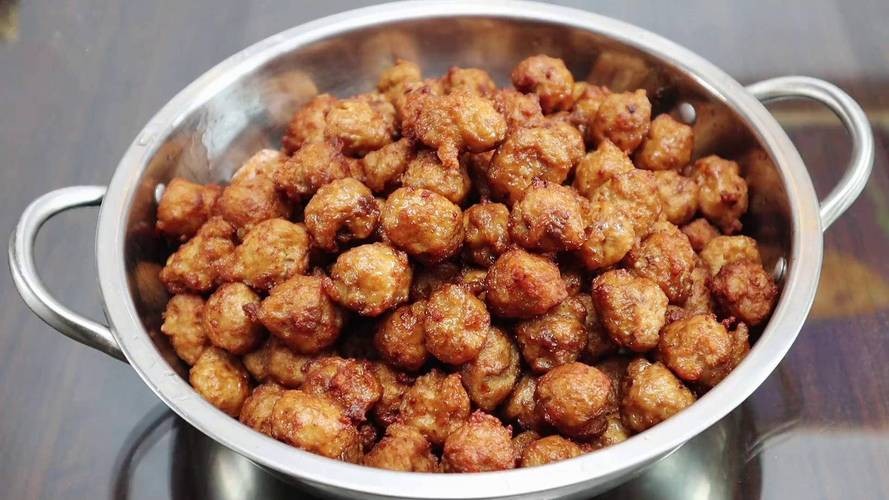 母女炸丸子意外翻车，却留下温馨的年味记忆