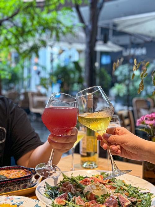 一壶花草茶，见证情侣的浪漫时光，从午后到华灯初上。