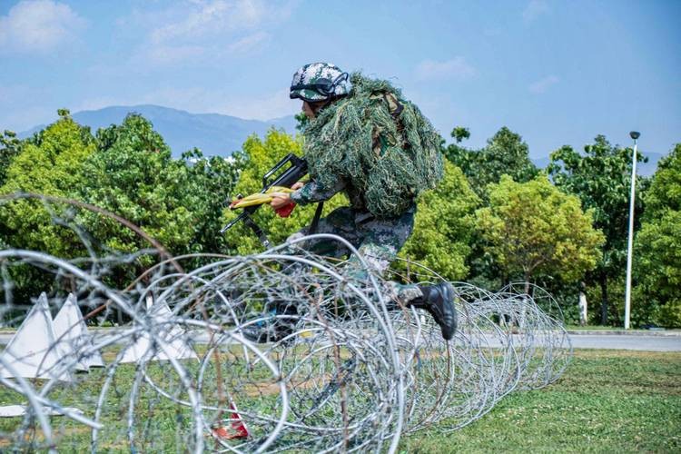 解放军实战化训练，非虚构的军事演练日常