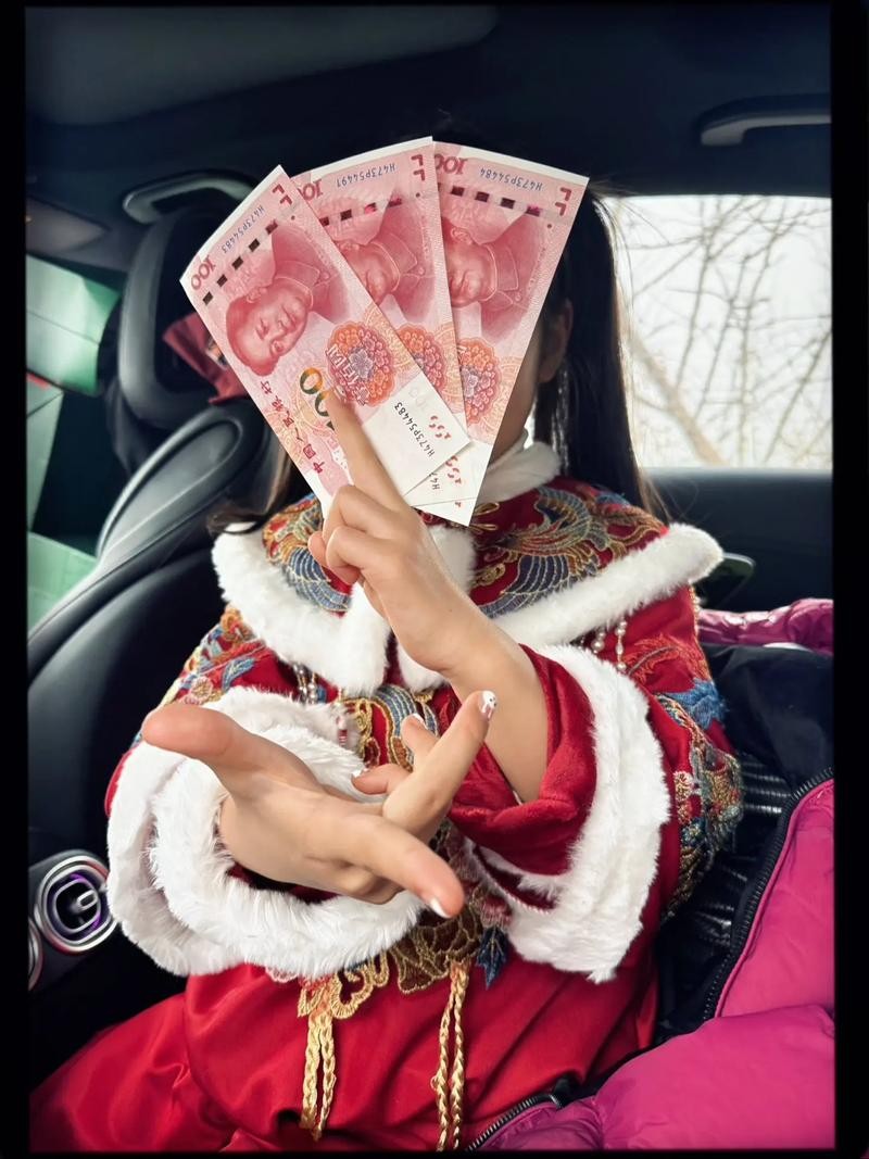 女子拜财神后家中频现零钱，巧合还是神秘力量的显现？