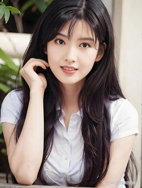 周慧敏与梁咏琪，春晚舞台上的扛镜魅力对决